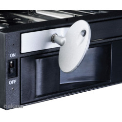AKASA Lokstor M51 - 2.5'' a 3.5'' HDD rack do 5,25''